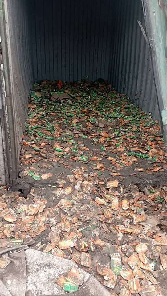 إتلاف مشروب خارجي نتيجة تضرره من القصف الاسرائيلي على ميناء الحديدة