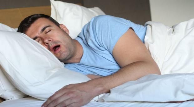 أسباب سيلان اللعاب الليلي.. هل يدل على مشكلة صحية؟