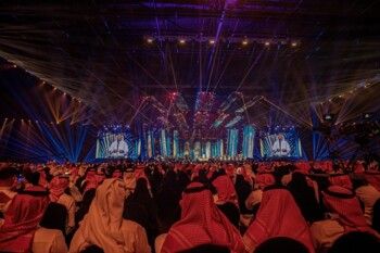 في ليلة لا تُنسى... روتانا تفاجئ فنان العرب محمد عبده بعيد ميلاده على مسرح الخبر أرينا