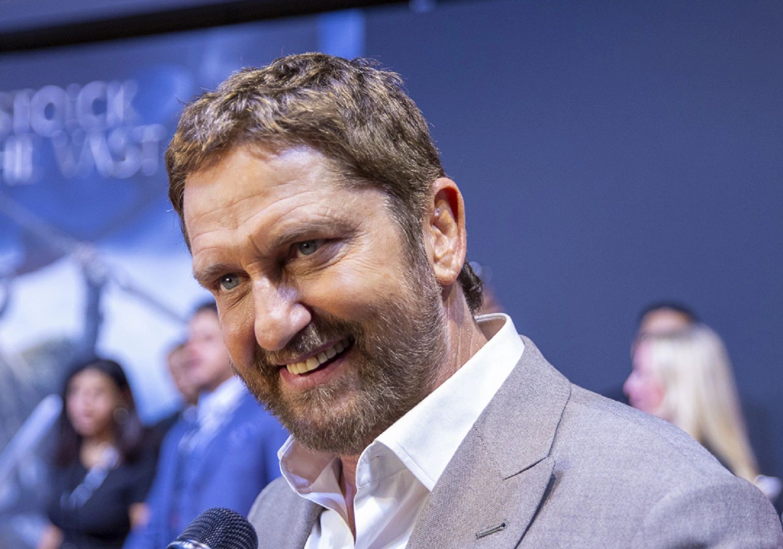 من الرياض جيرارد بتلر: يجب أن نؤمن بأنفسنا وبفرديتنا في عالمٍ يريدنا أن نكون متشابهين