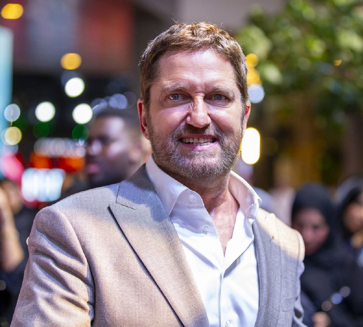 من الرياض جيرارد بتلر: يجب أن نؤمن بأنفسنا وبفرديتنا في عالمٍ يريدنا أن نكون متشابهين