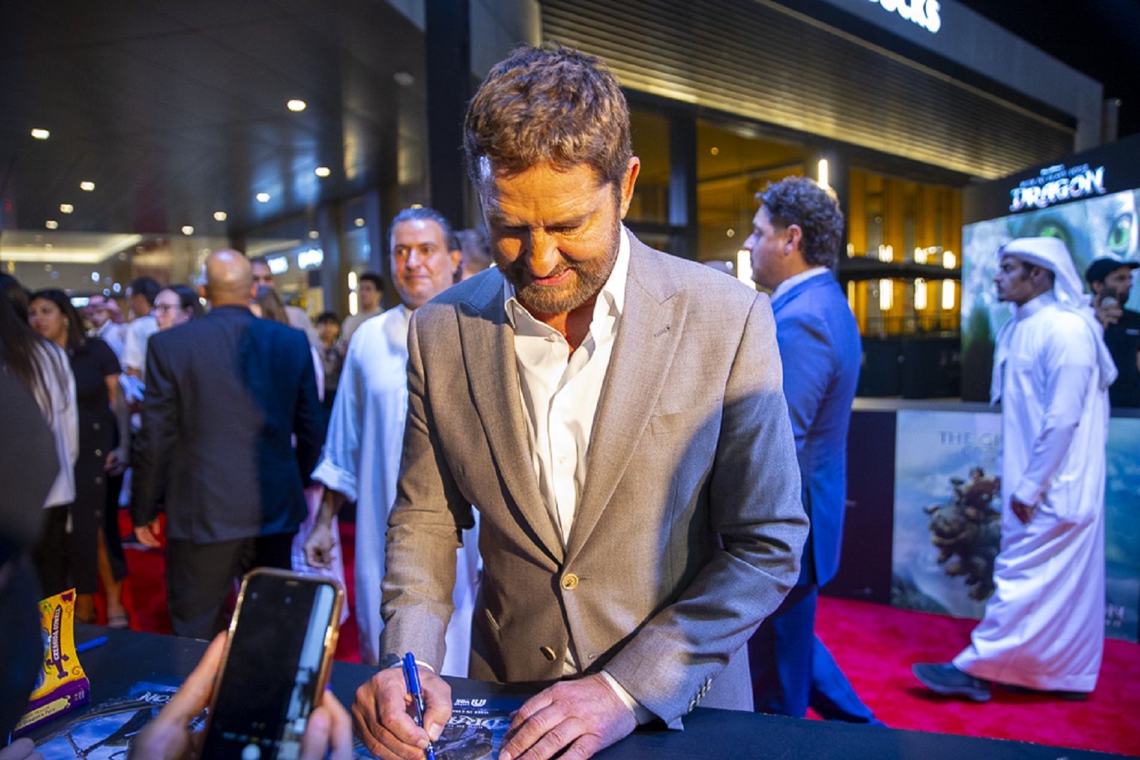 من الرياض جيرارد بتلر: يجب أن نؤمن بأنفسنا وبفرديتنا في عالمٍ يريدنا أن نكون متشابهين