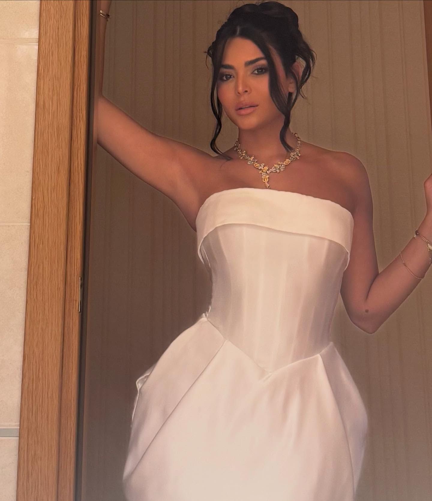 أسماء جلال تنشر صورا جديدة لها من حفل زفاف أمينة خليل باليونان