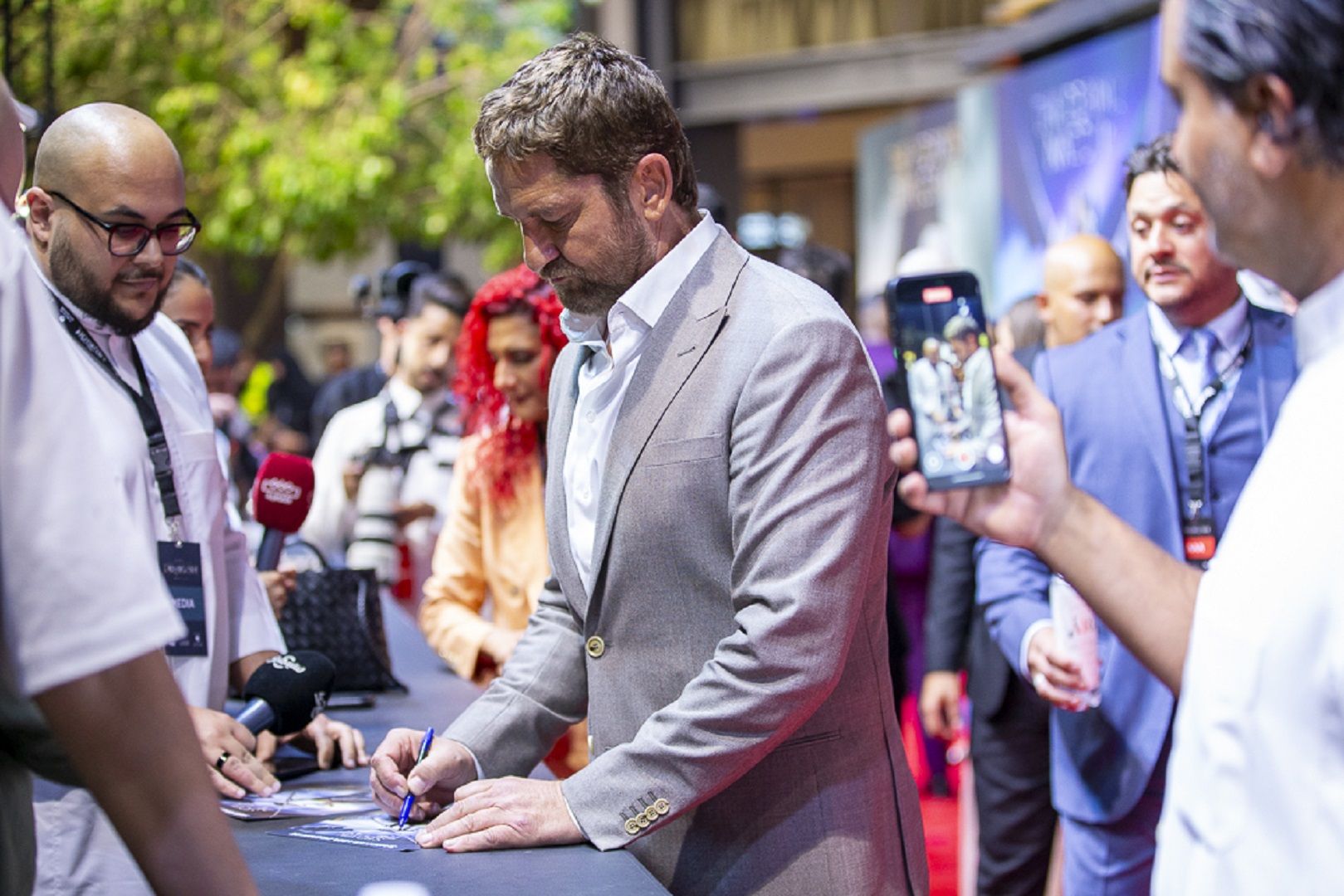 من الرياض جيرارد بتلر: يجب أن نؤمن بأنفسنا وبفرديتنا في عالمٍ يريدنا أن نكون متشابهين