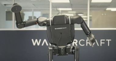 تكنولوجيا: صنع فى 40 يوما.. روبوت بشرى بدون رأس يتلقى أوامر صوتية ينجز مهام تصنيعية