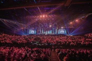 في ليلة لا تُنسى... روتانا تفاجئ فنان العرب محمد عبده بعيد ميلاده على مسرح الخبر أرينا