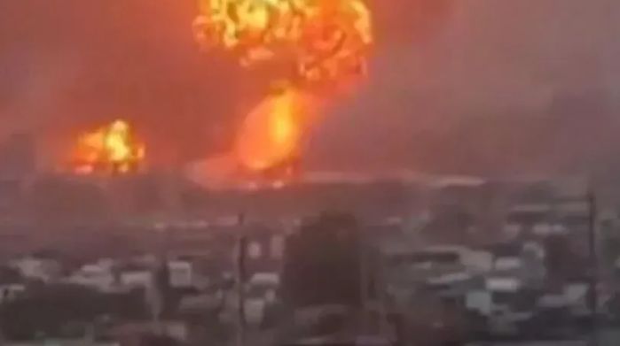 جيش الاحتلال يلجأ لأول مرة لهذا السلاح لقصف ميناء الحديدة "شاهد"