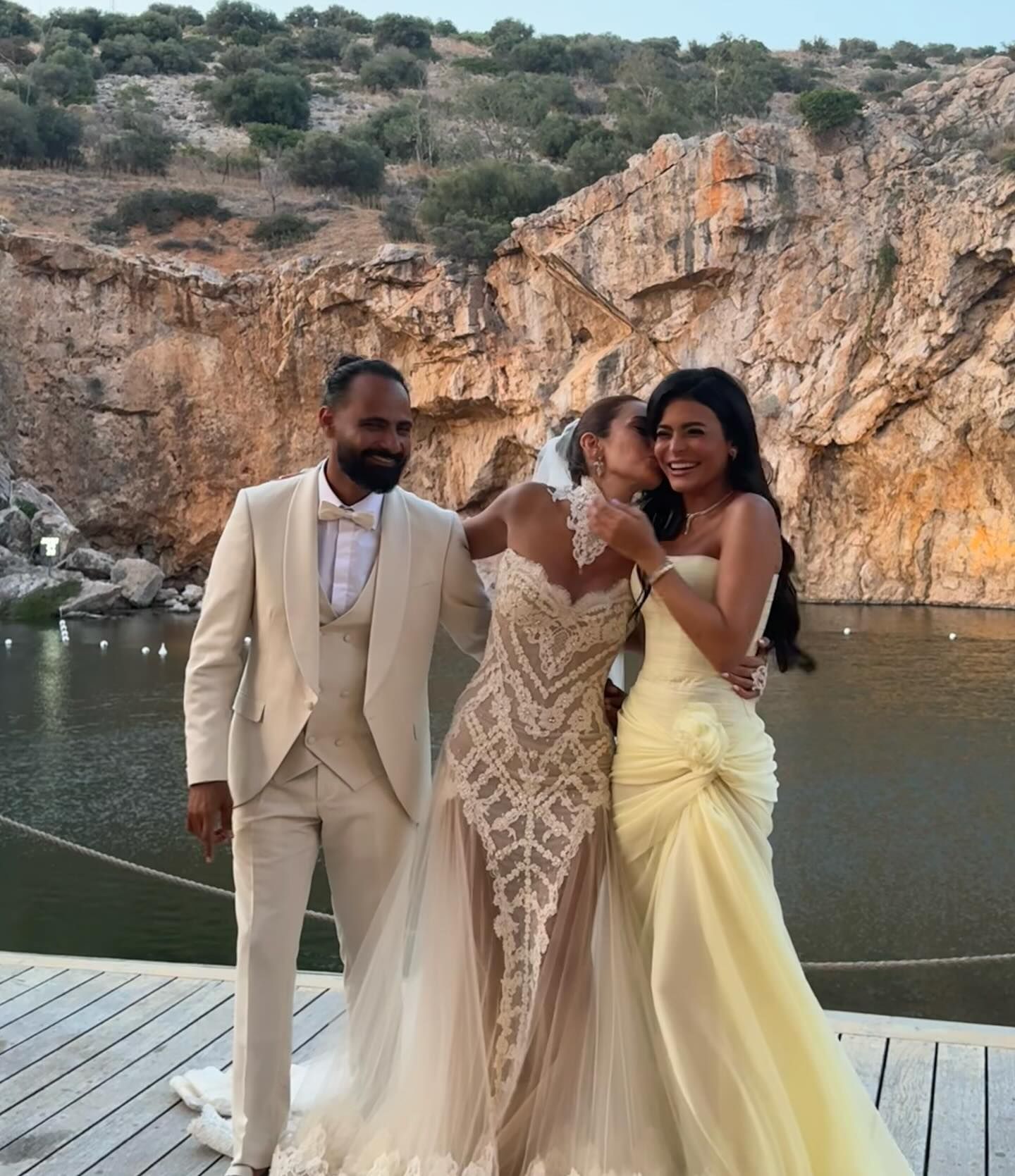 أسماء جلال تنشر صورا جديدة لها من حفل زفاف أمينة خليل باليونان