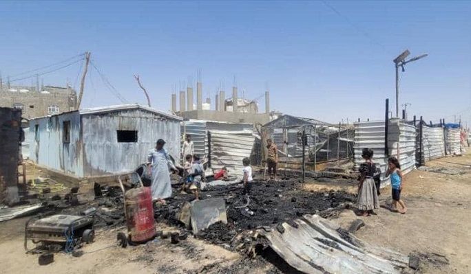 احتراق مأوى خمس أسر في مخيم للنازحين بمأرب