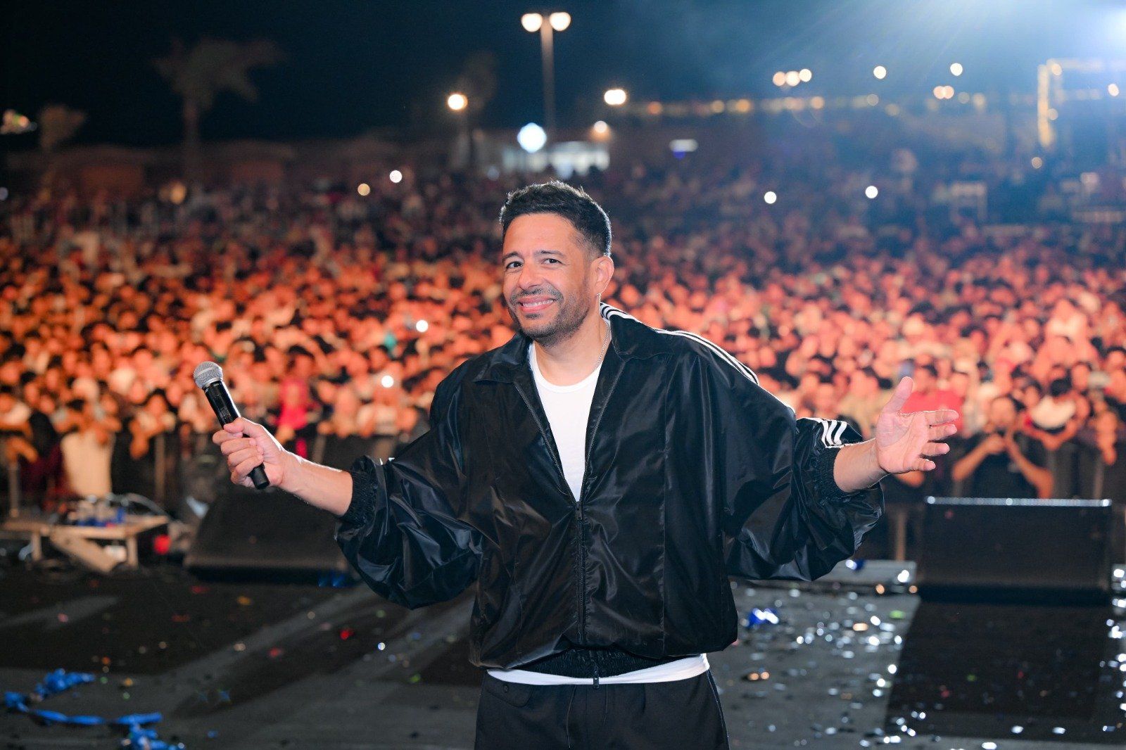 حماقى يتألق فى حفل ضخم على شاطئ المنصورة الجديدة