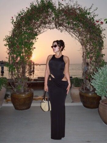 هيا مرعشلي تبرز جمالها و رشاقتها بفستان اسود شيك