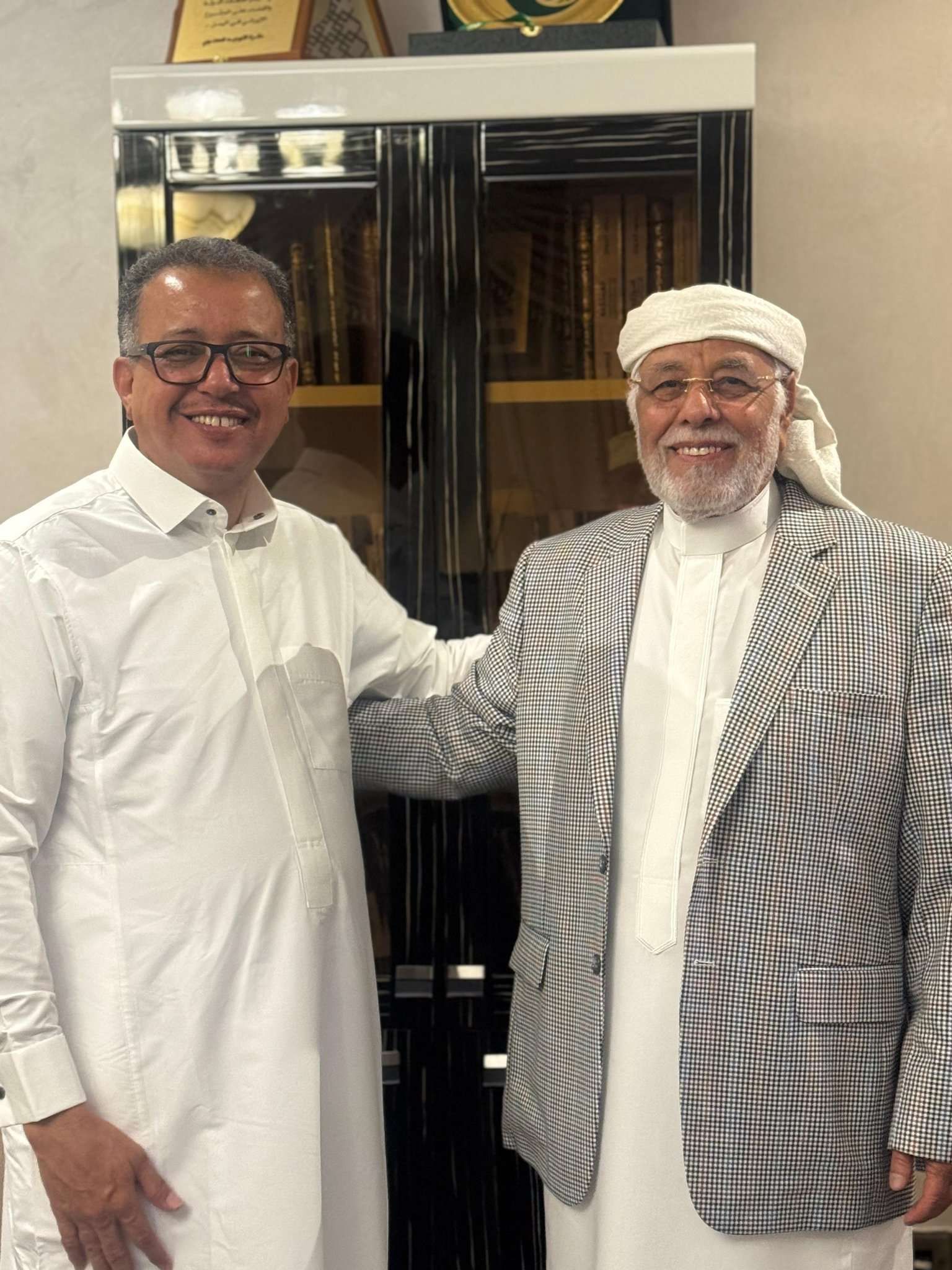 محامي صالح يكشف للمرة الأولى عن تفاصيل مراسلات بين الرئيس الراحل وعلي محسن الأحمر أثناء عاصفة الحزم