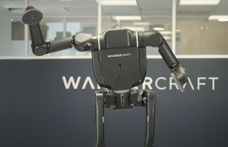 تكنولوجيا: صنع فى 40 يوما.. روبوت بشرى بدون رأس يتلقى أوامر صوتية ينجز مهام تصنيعية