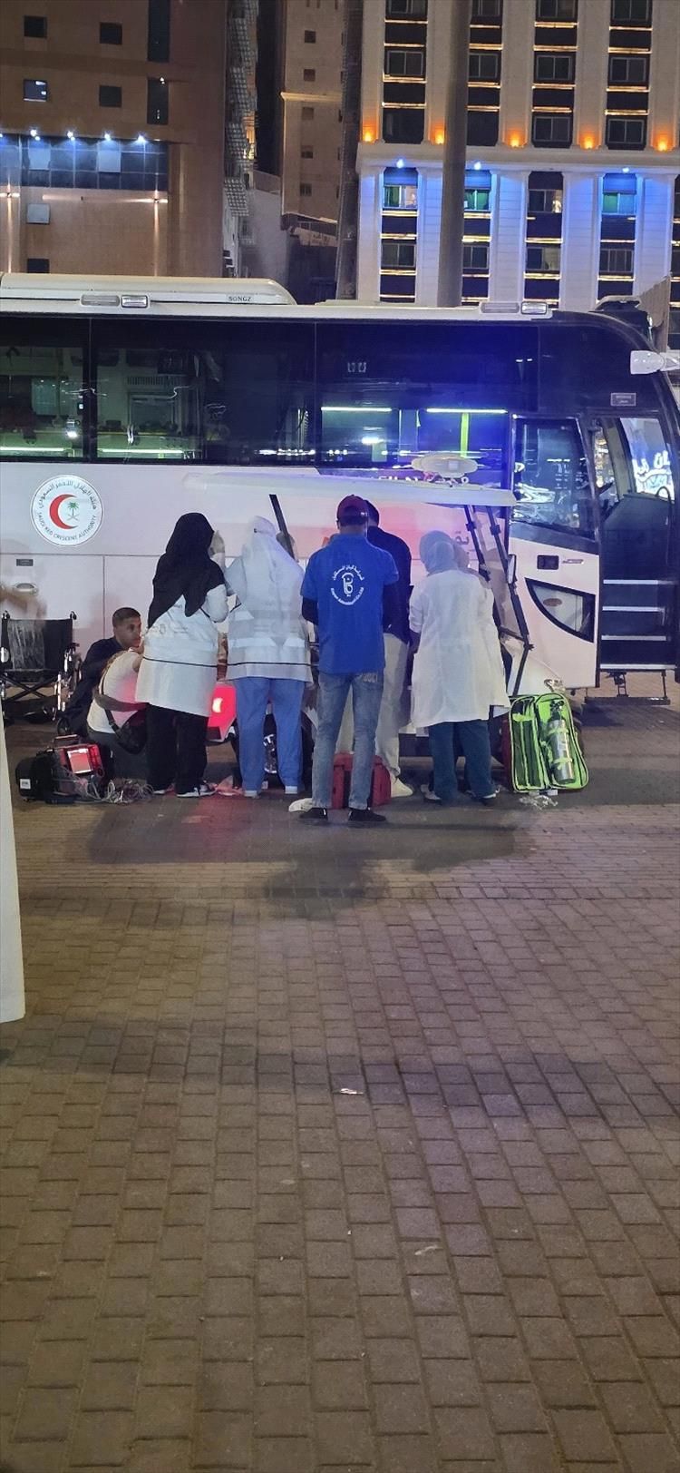 شاهد...وداع في أطهر بقاع الأرض.. وفاة حاج يمني عقب أداء مناسك الحج