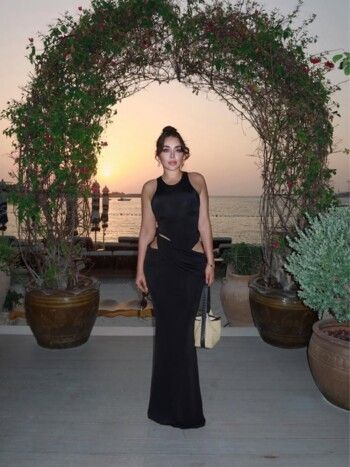 هيا مرعشلي تبرز جمالها و رشاقتها بفستان اسود شيك