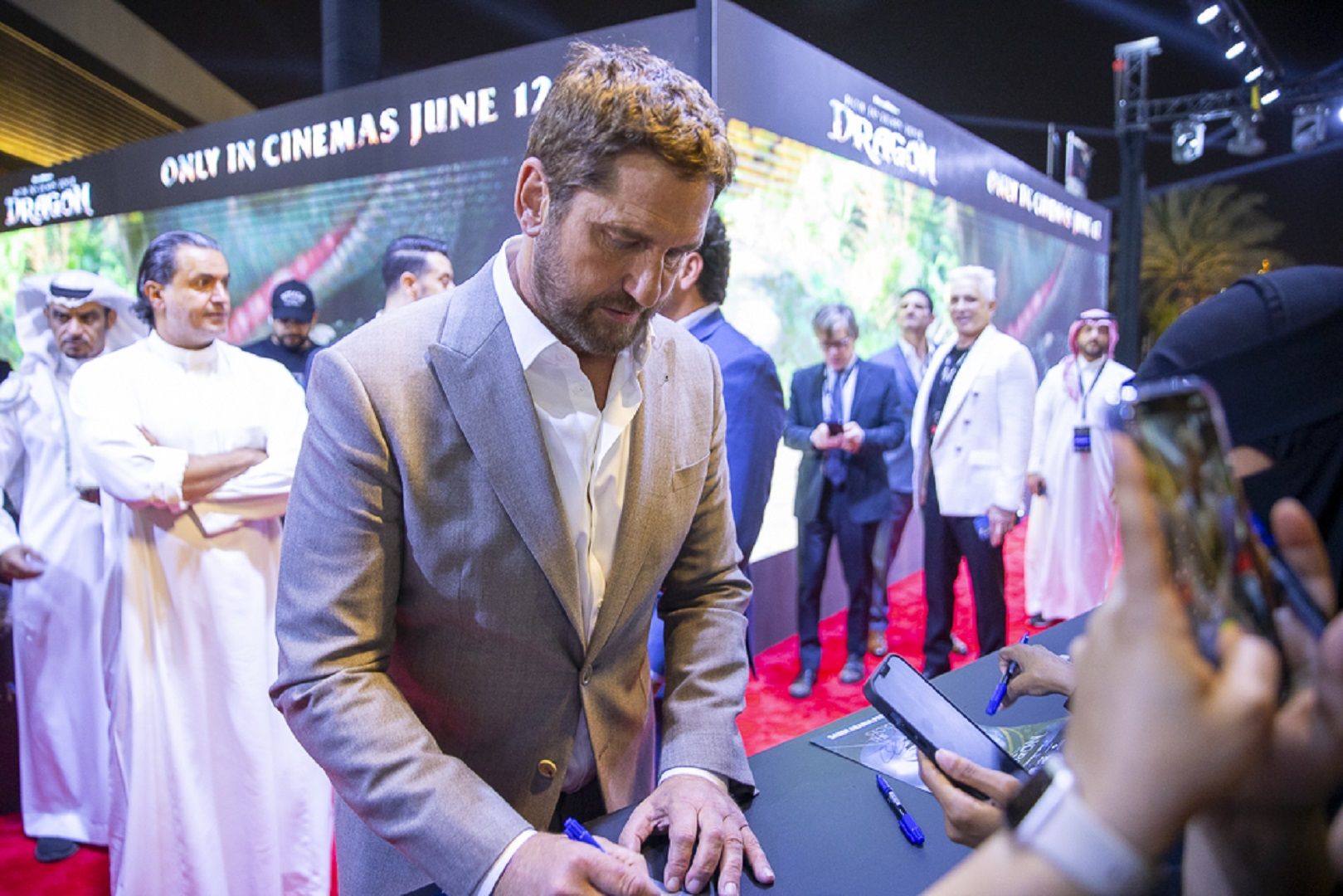 من الرياض جيرارد بتلر: يجب أن نؤمن بأنفسنا وبفرديتنا في عالمٍ يريدنا أن نكون متشابهين