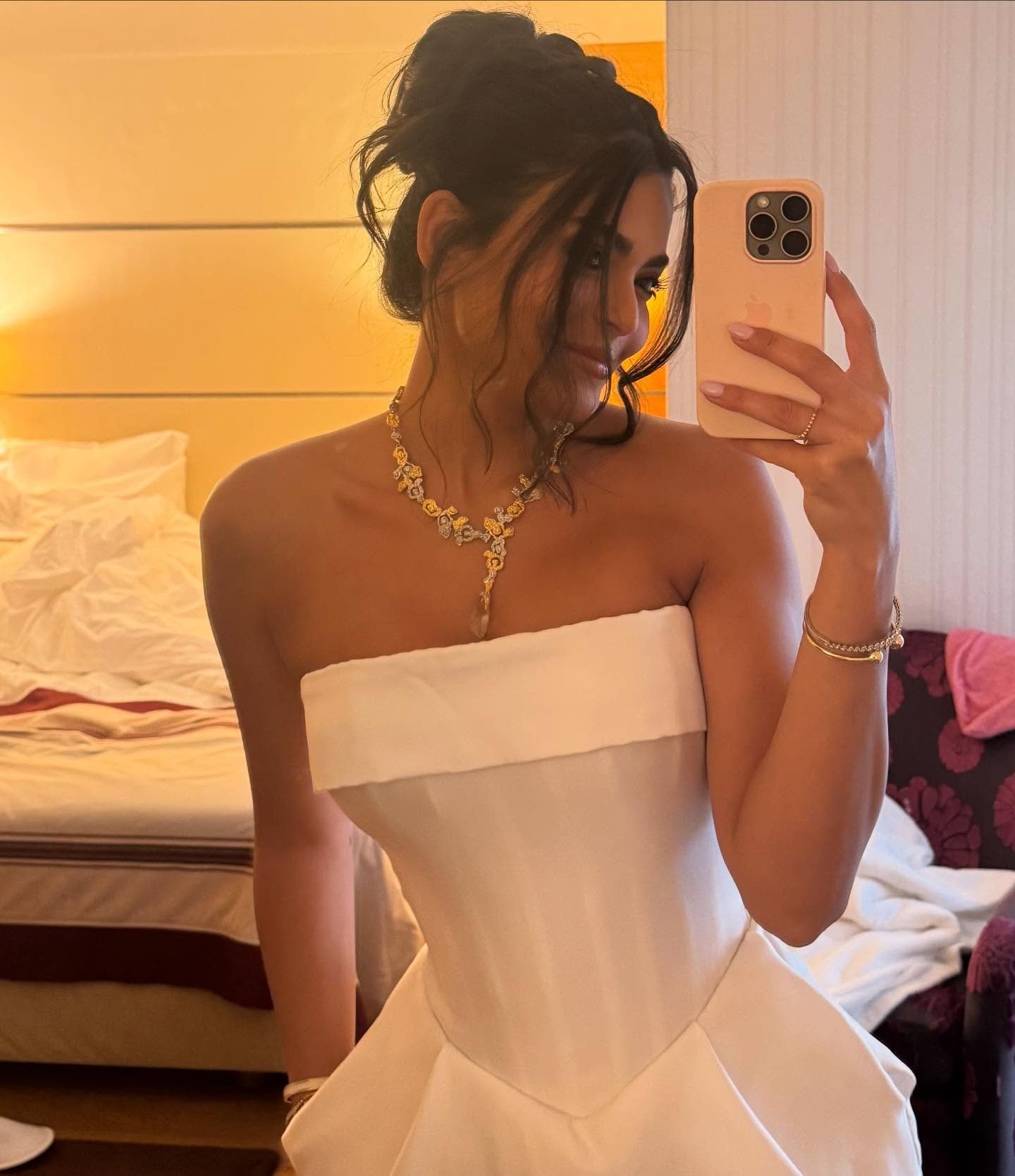 أسماء جلال تنشر صورا جديدة لها من حفل زفاف أمينة خليل باليونان