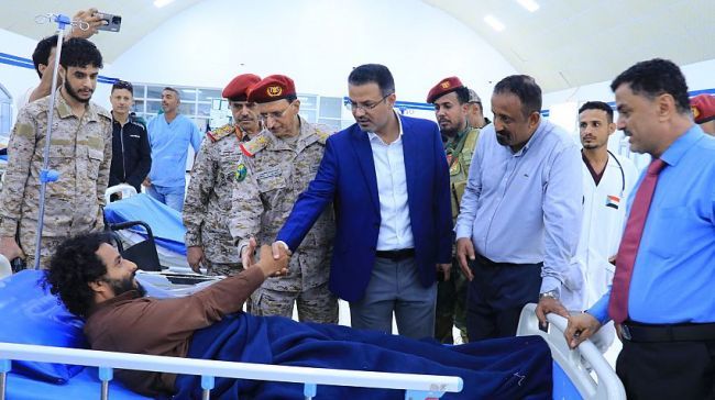 مدير مكتب قائد القوات المسلحة ومستشار رئاسة الجمهورية يزوران جرحى الجيش في عدن