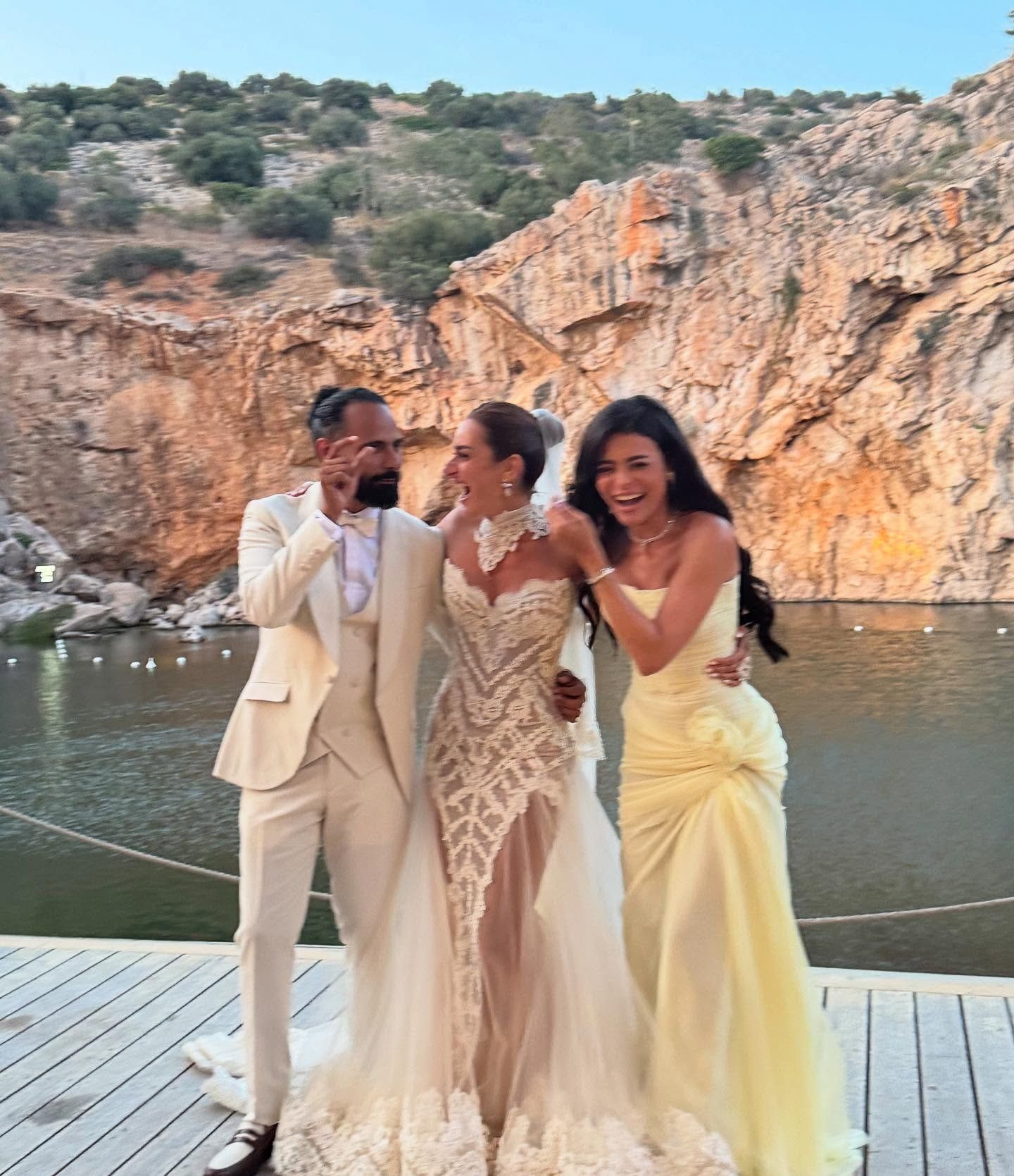 أسماء جلال تنشر صورا جديدة لها من حفل زفاف أمينة خليل باليونان