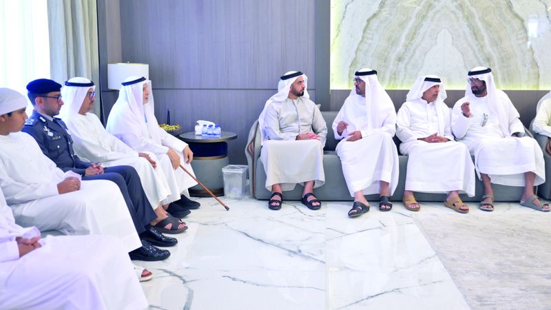 الامارات | سيف بن زايد يقدم واجب العزاء في وفاة والدة راشد ثاني المطروشي