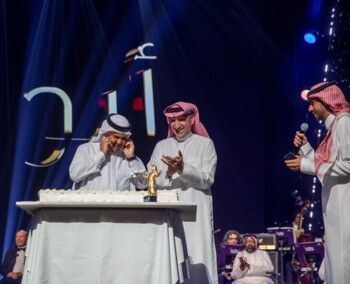 في ليلة لا تُنسى... روتانا تفاجئ فنان العرب محمد عبده بعيد ميلاده على مسرح الخبر أرينا