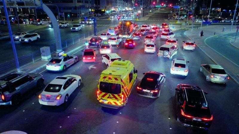الامارات | 6 إرشادات لإخلاء الطريق داخل الدوارات وفي الازدحام