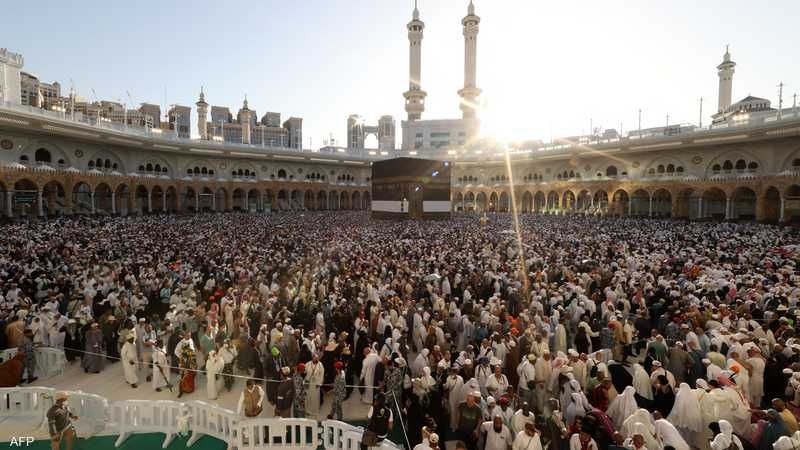 الخليج اليوم .. في ختام رحلة العمر.. الحجاج يؤدون طواف الوداع