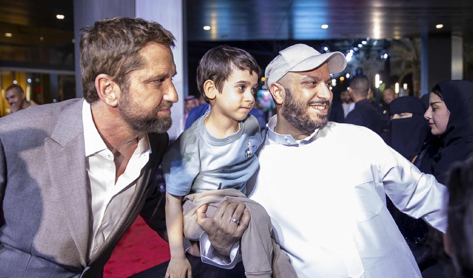 من الرياض جيرارد بتلر: يجب أن نؤمن بأنفسنا وبفرديتنا في عالمٍ يريدنا أن نكون متشابهين