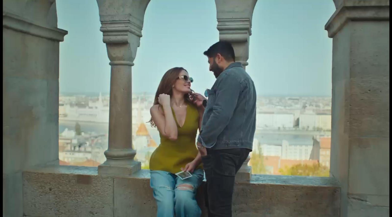 عبيدة تقدم لأول مرة كليبين عن قصة واحدة بتوقيع المخرجة بتول عرفة