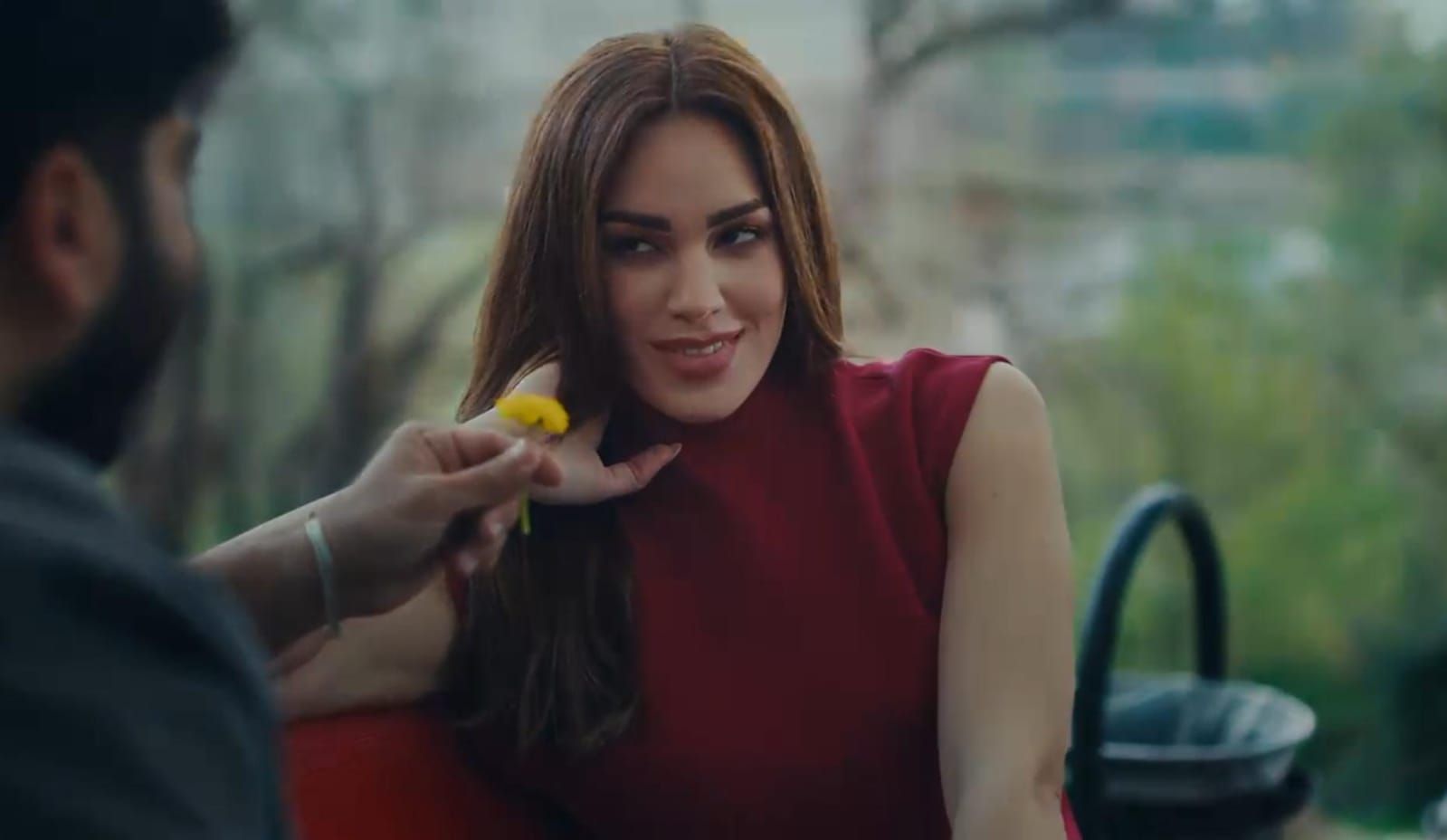 عبيدة تقدم لأول مرة كليبين عن قصة واحدة بتوقيع المخرجة بتول عرفة