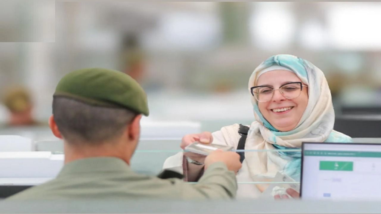 الجوازات تنهي إجراءات مغادرة أولى رحلات ضيوف الرحمن بعد أدائهم مناسك الحج