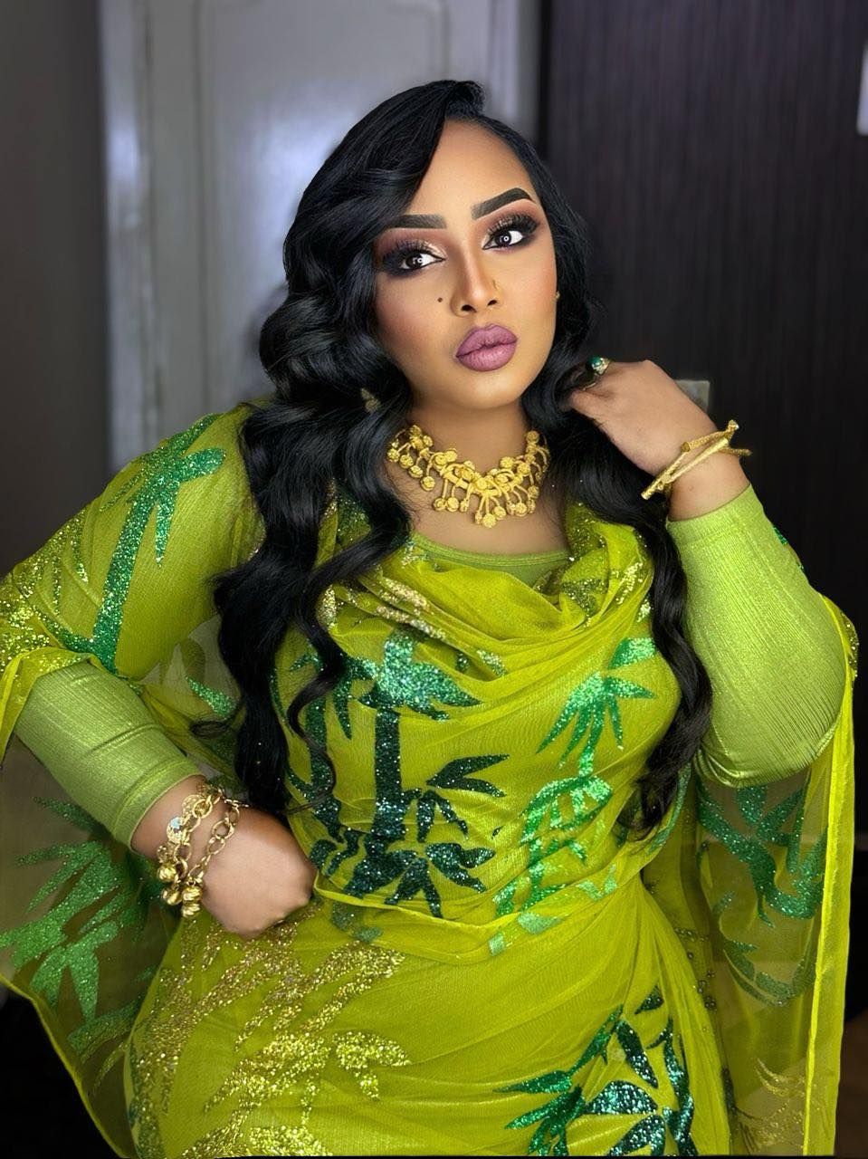 شاهد بالفيديو.. الفنانة هدى عربي تستعرض جمالها وتتمايل في الرقص أمام “المرآة” على أنغام أغنية الكابلي وجمهورها: (سلطانة لي أي وهمانة)