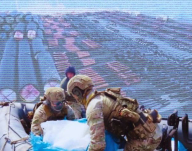 زوّد الحوثيين بأسلحة متطورة.. مهرب الأسلحة (بهلوان) في قبضة الأمريكان!