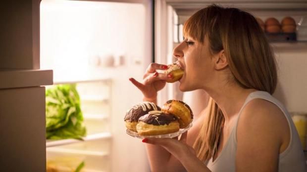 مخاطر صحية لا تتوقعها من الأكل ليلا.. اعرفها