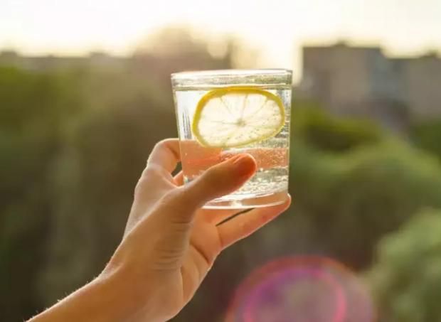 لتسهيل الهضم بعد الوجبات الدسمة.. اتبع هذه الطرق