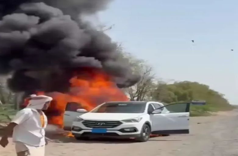 بعد فشل محاولات إطفاء النيران...حريق هائل يلتهم سيارة فاخرة في الحديدة، وينفجر فيها