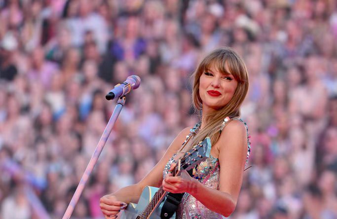 بعد عام من العلاقة… هل تزوّجت تايلور سويفت سرًا؟