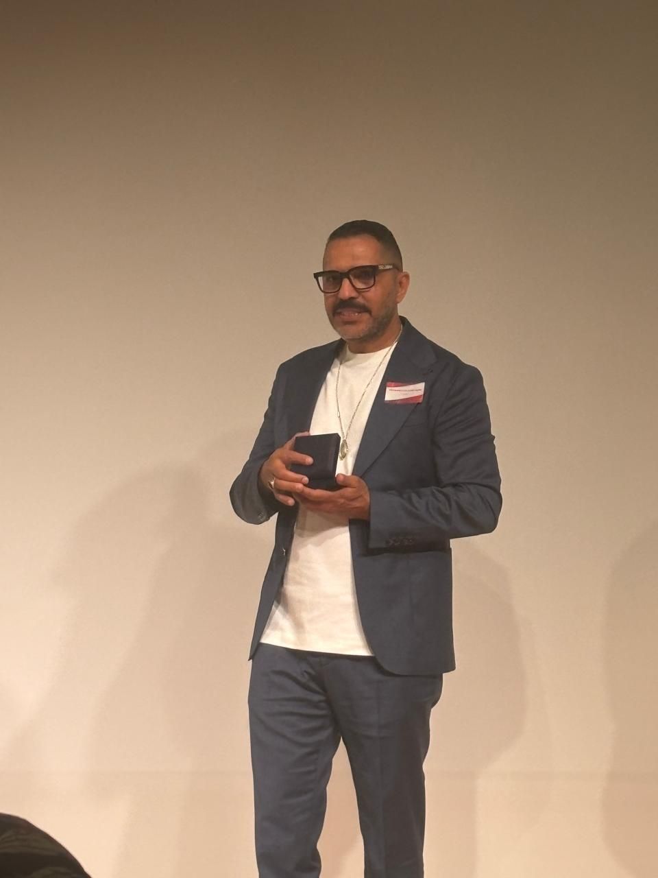 الشاعر محمد رفاعى يحصل على أعلى تكريم من جمعية المؤلفين والملحنين الفرنسية