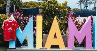 تيشرت الأهلي في شوارع ميامي قبل انطلاق كأس العالم للأندية ..صور