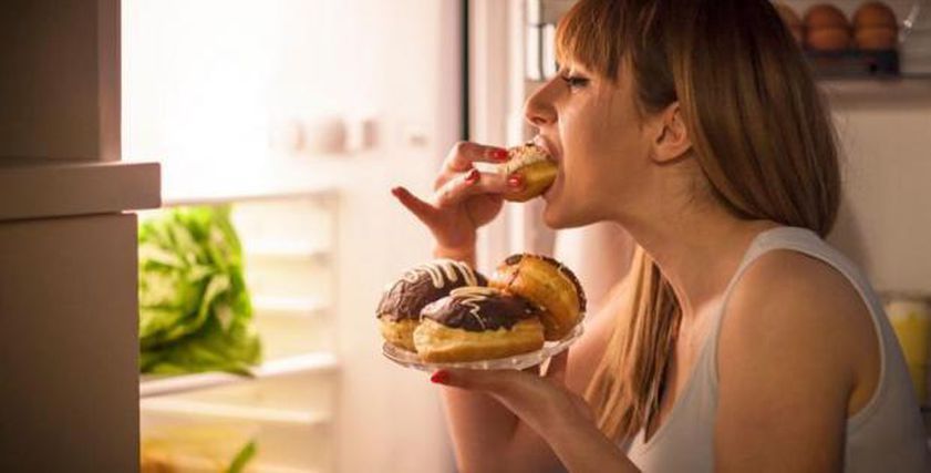 مخاطر صحية لا تتوقعها من الأكل ليلا.. اعرفها