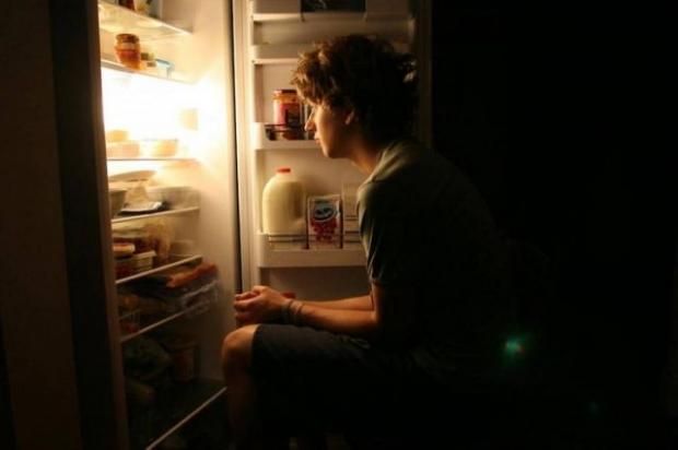 مخاطر صحية لا تتوقعها من الأكل ليلا.. اعرفها