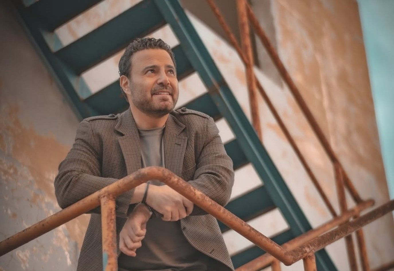 عاصي الحلاني يطلق فيديو كليب أغنيته الخليجية أشتكي لله بتقنية الذكاء الاصطناعي