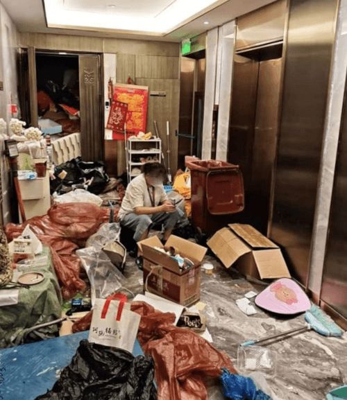 الامارات | جيرانها باعوا بيوتهم وهربوا من الرائحة.. مليونيرة هوايتها جمع وتخزين "الزبالة"