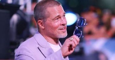 ظهر ببدلة باللون الوردى.. براد بيت لا يزال يحمل لقب "الرجل الأكثر سحراً"