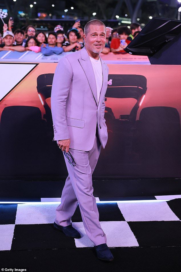 ظهر ببدلة باللون الوردى.. براد بيت لا يزال يحمل لقب "الرجل الأكثر سحراً"