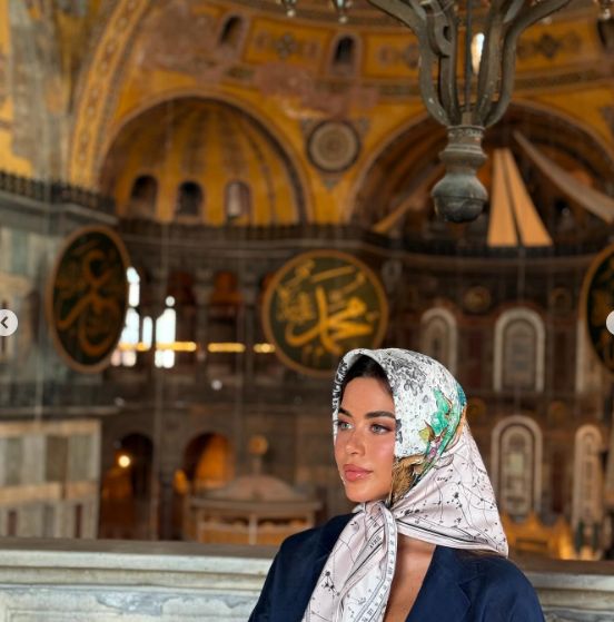 يارا السكري تنشر صورا بالحجاب من زيارتها لتركيا