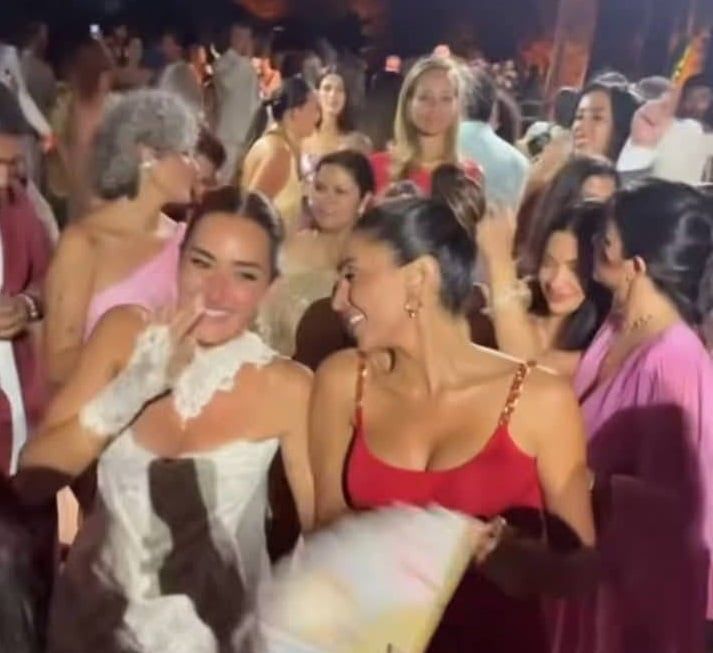 دينا الشربينى ترقص وتغنى فى حفل زفاف أمينة خليل باليونان وتوجه لها رسالة