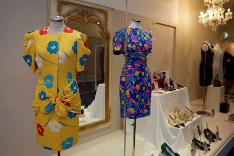 الامارات | فساتين وقبعات وحقائب وأحذية الأميرة ديانا .. للبيع في مزاد علني (صور)