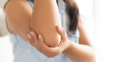 التهاب الكوع عرض لأكثر من مشكلة مرضية.. اعرفها