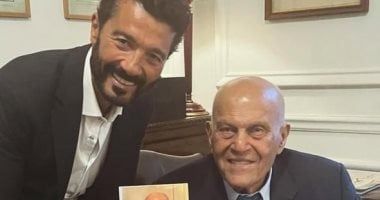 خالد النبوي فى صورة مع السير مجدى يعقوب بحفل توقيع كتابه.. اعرف ماذا قال عنها